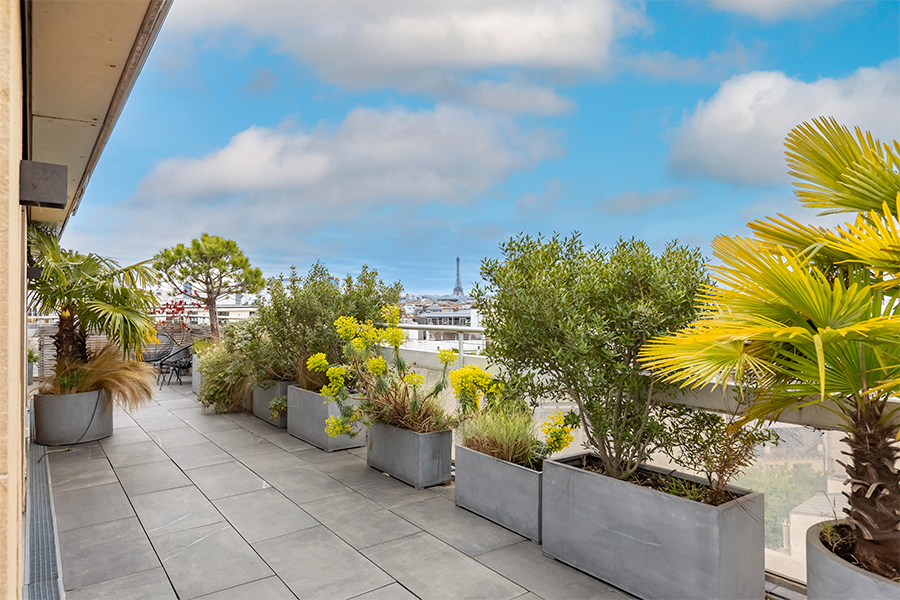 Luxury property magazine - Article Barnes Saint-Honoré - main Photo
