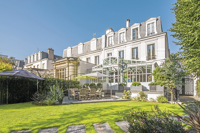 Prestigious private mansions in Paris