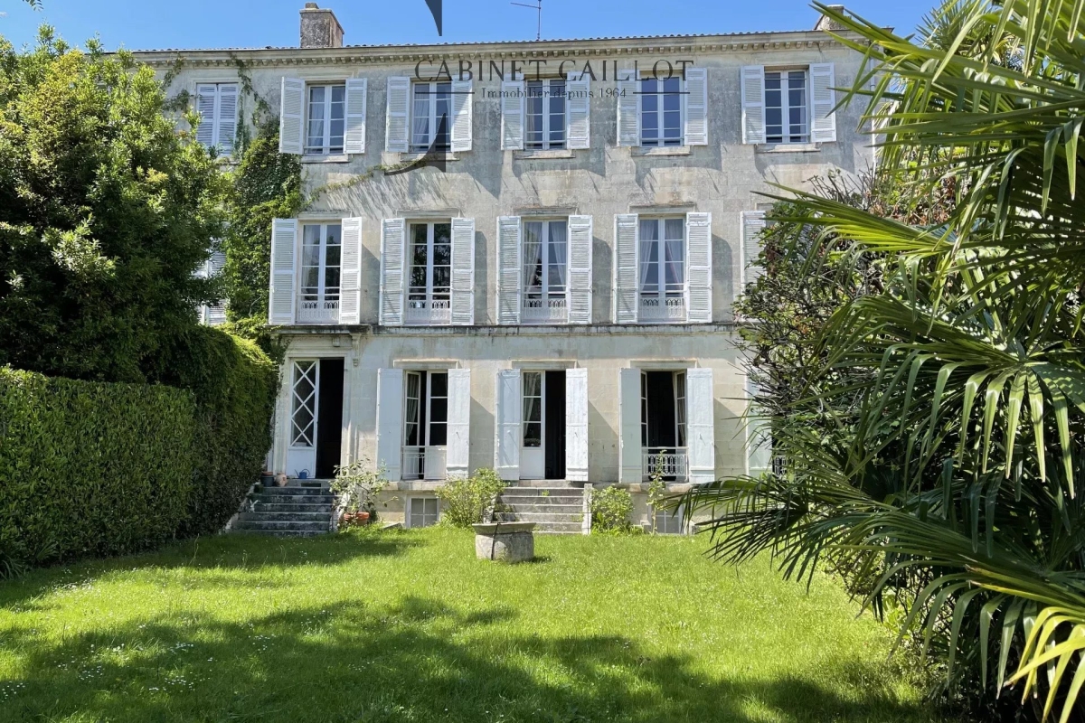 Maison de luxe à vendre à Saintes, 546 000 €, Photo 1