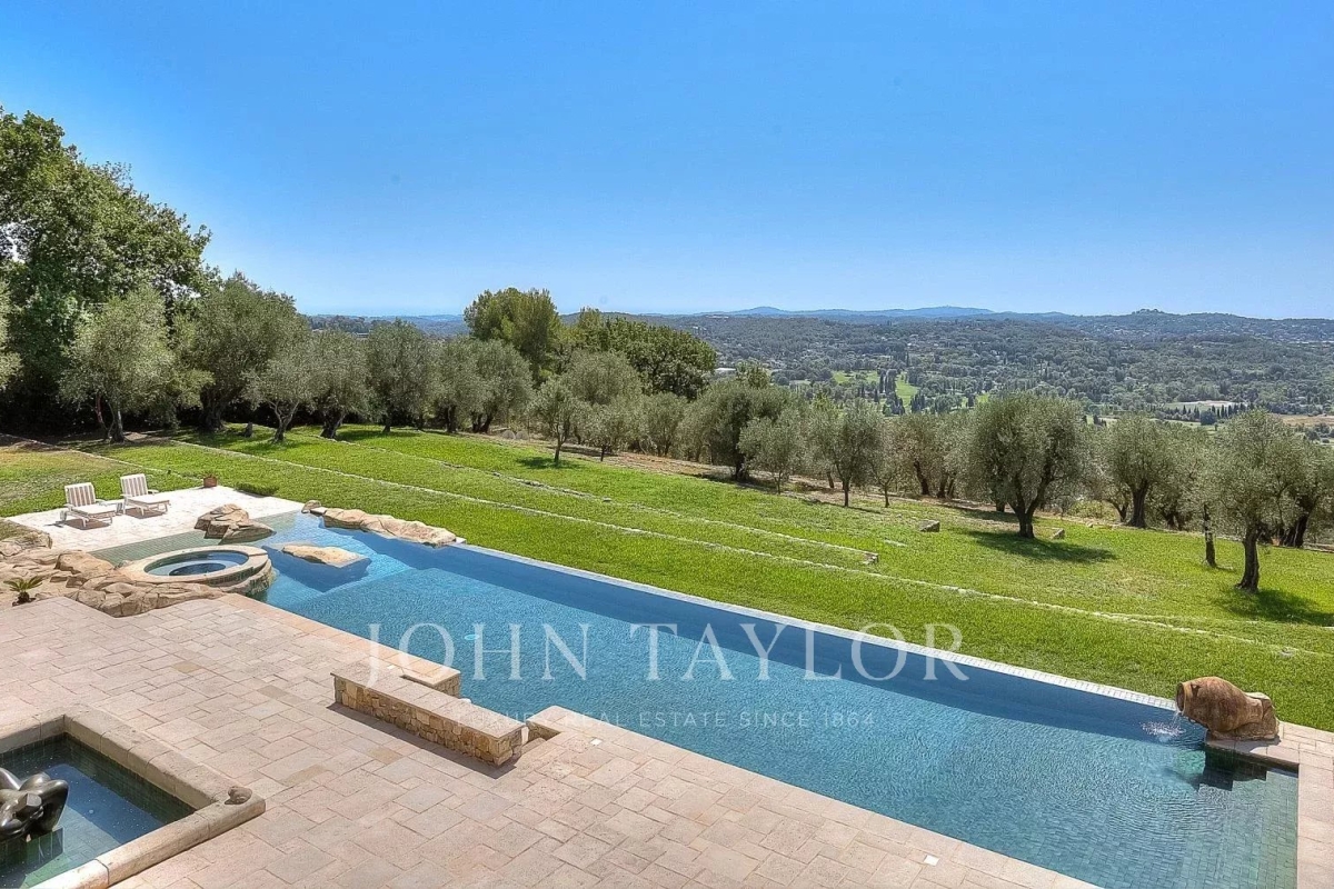 House, luxury and prestige, for sale ChâteauneufGrasse 8 main rooms