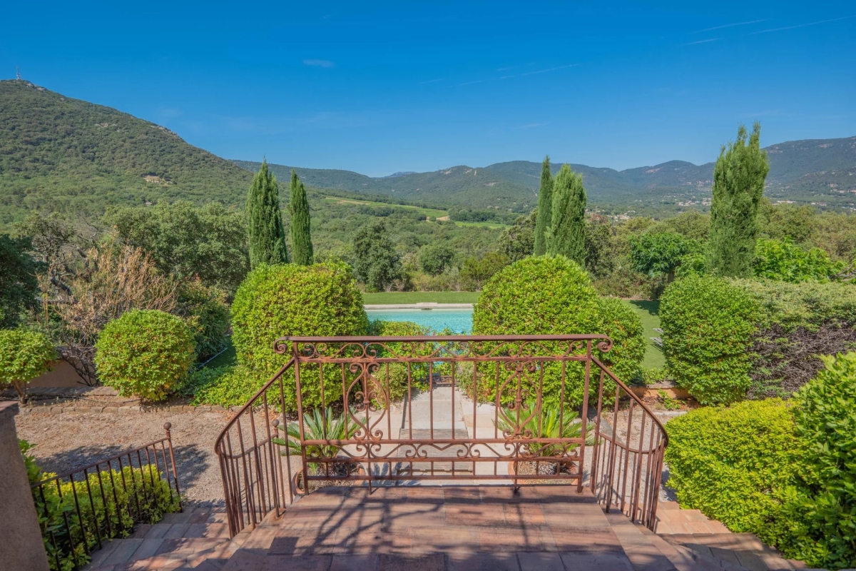 House, luxury and prestige, for sale PlandelaTour 8 main rooms