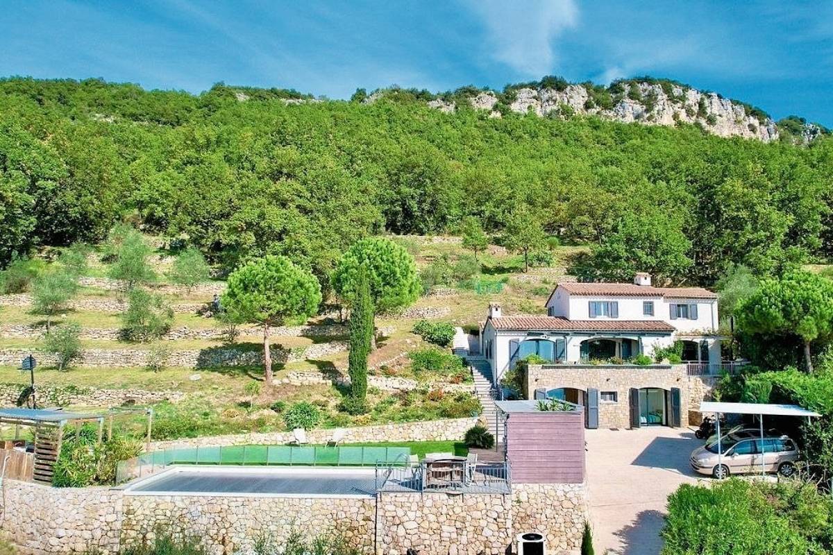 House, luxury and prestige, for sale ChâteauneufGrasse 6 main rooms