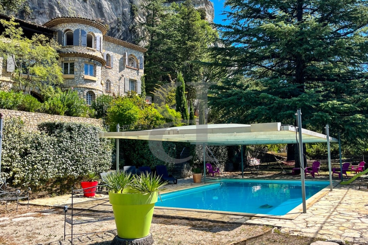 House, luxury and prestige, for sale VaisonlaRomaine 7 main rooms