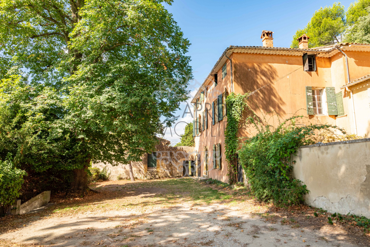 House, luxury and prestige, for sale Lourmarin 11 main rooms 530m²