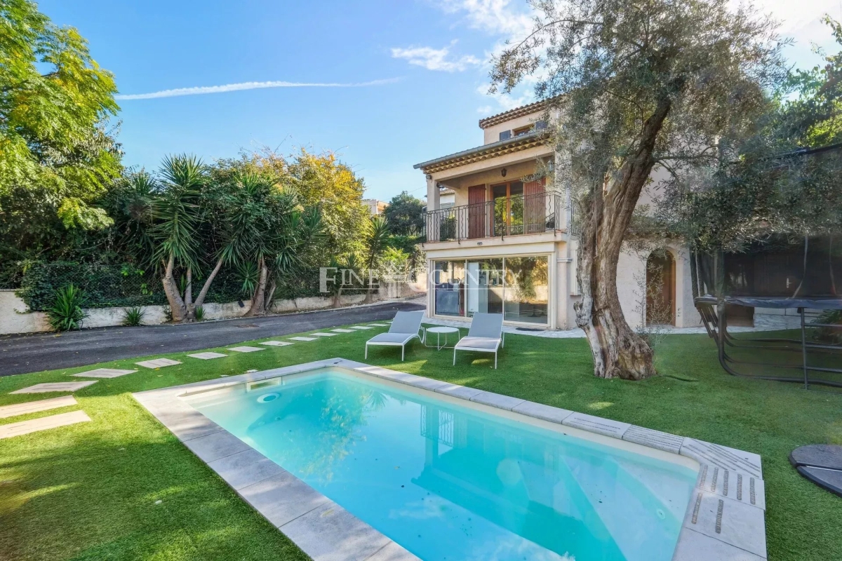 Maison de luxe à vendre à Antibes, 979 000 €, Photo 1