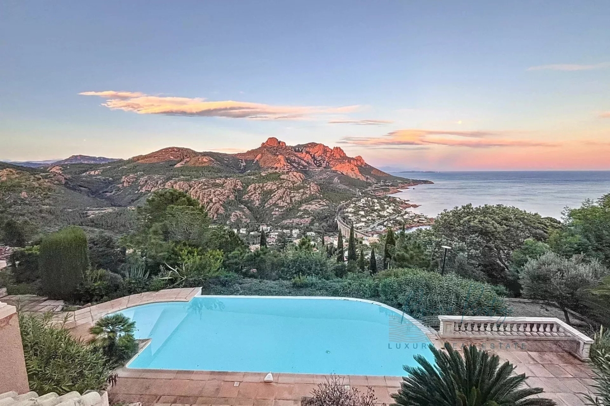 Maison de luxe à vendre à Saint-Raphaël, 1 799 000 €, Photo 1