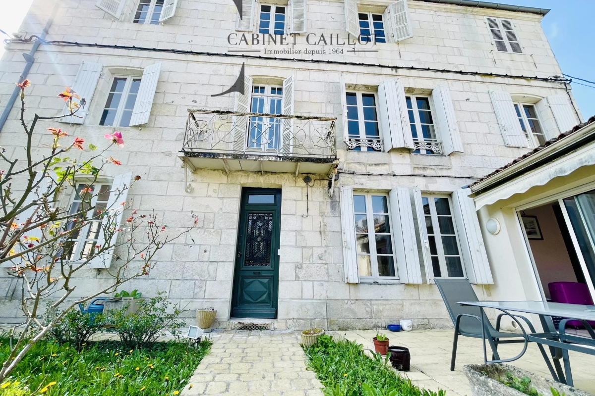 Maison de luxe à vendre à Saintes, 420 000 €, Photo 1