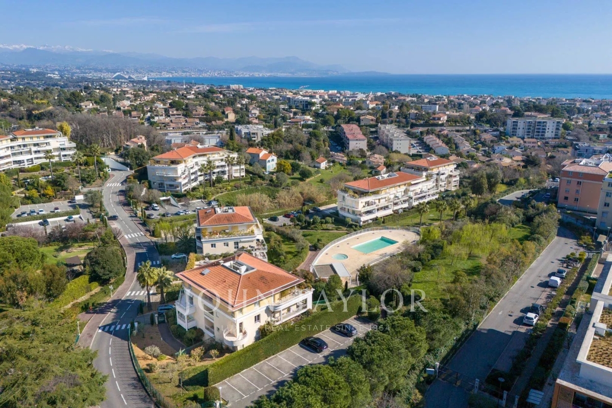 Luxury Apartment for sale in Antibes, 1 365 000 €, Photo 2