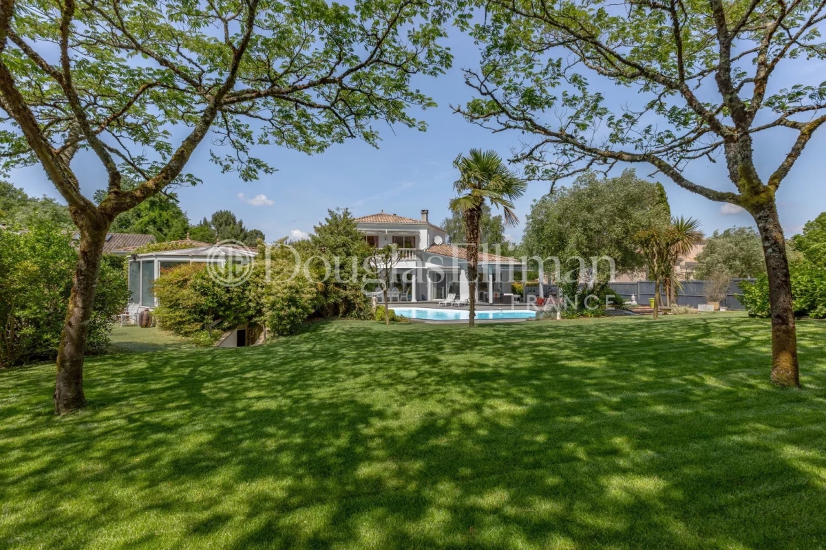 Luxury House for sale in Saint-Aubin-de-Médoc, 1 100 000 €, Photo 1