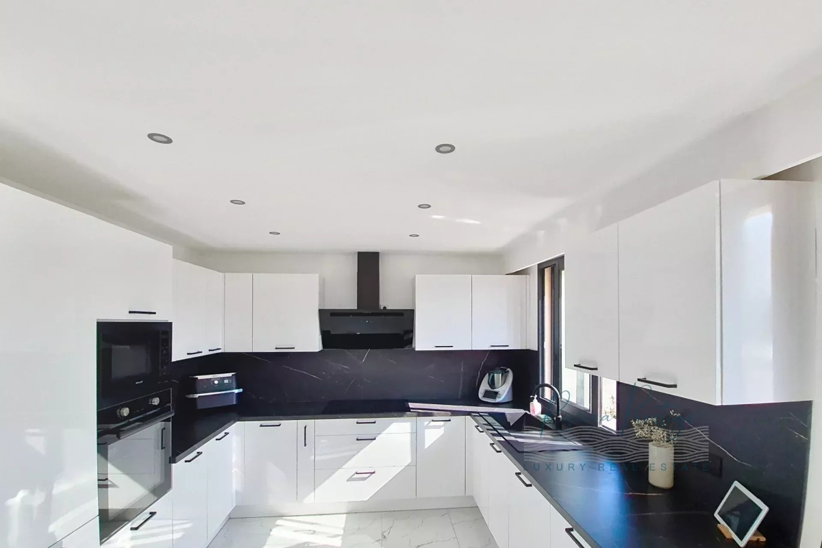 Maison de luxe à vendre à Antibes, 1 166 000 €, Photo 3