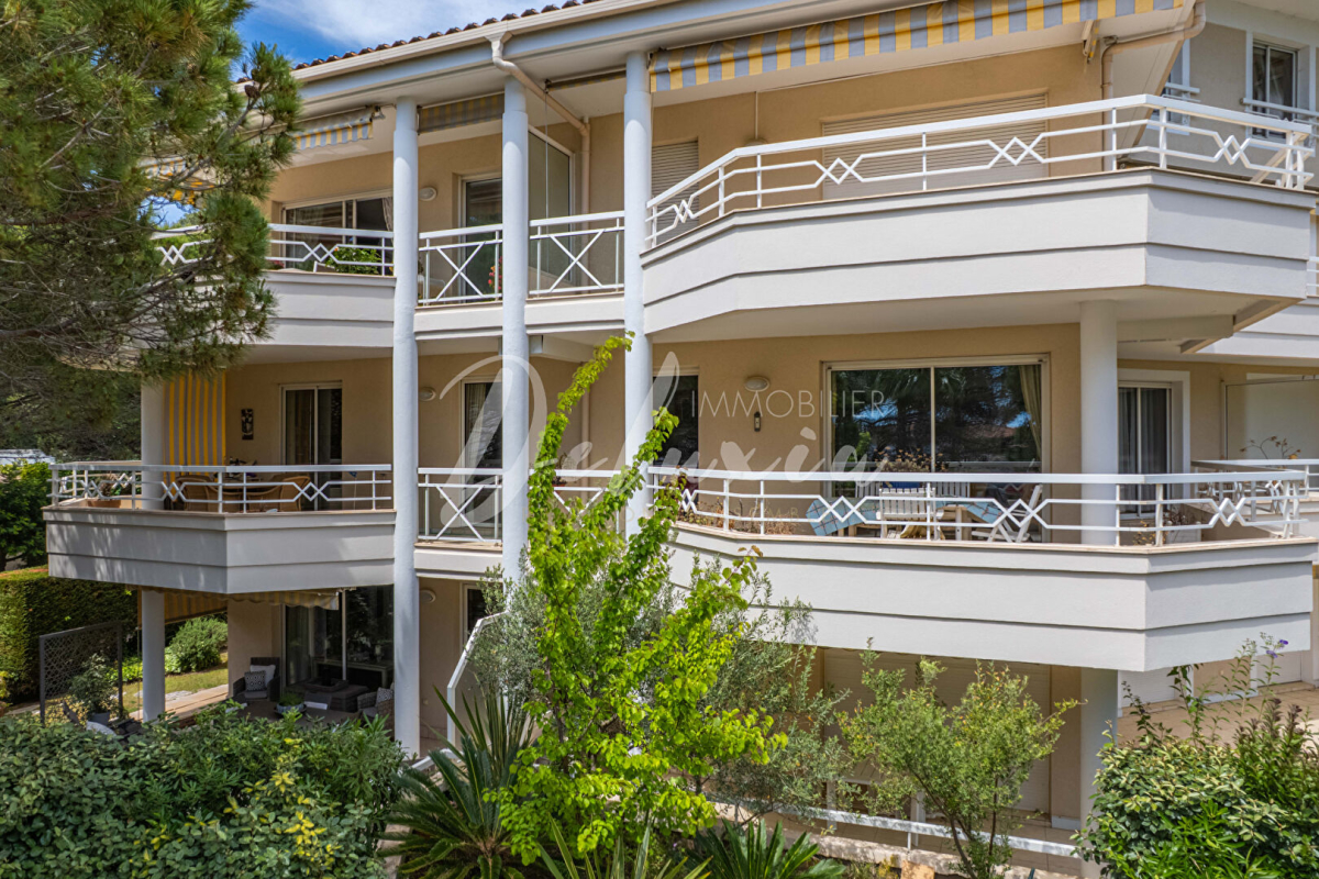 Luxury Apartment for sale in Saint-Raphaël, 930 000 €, Photo 1