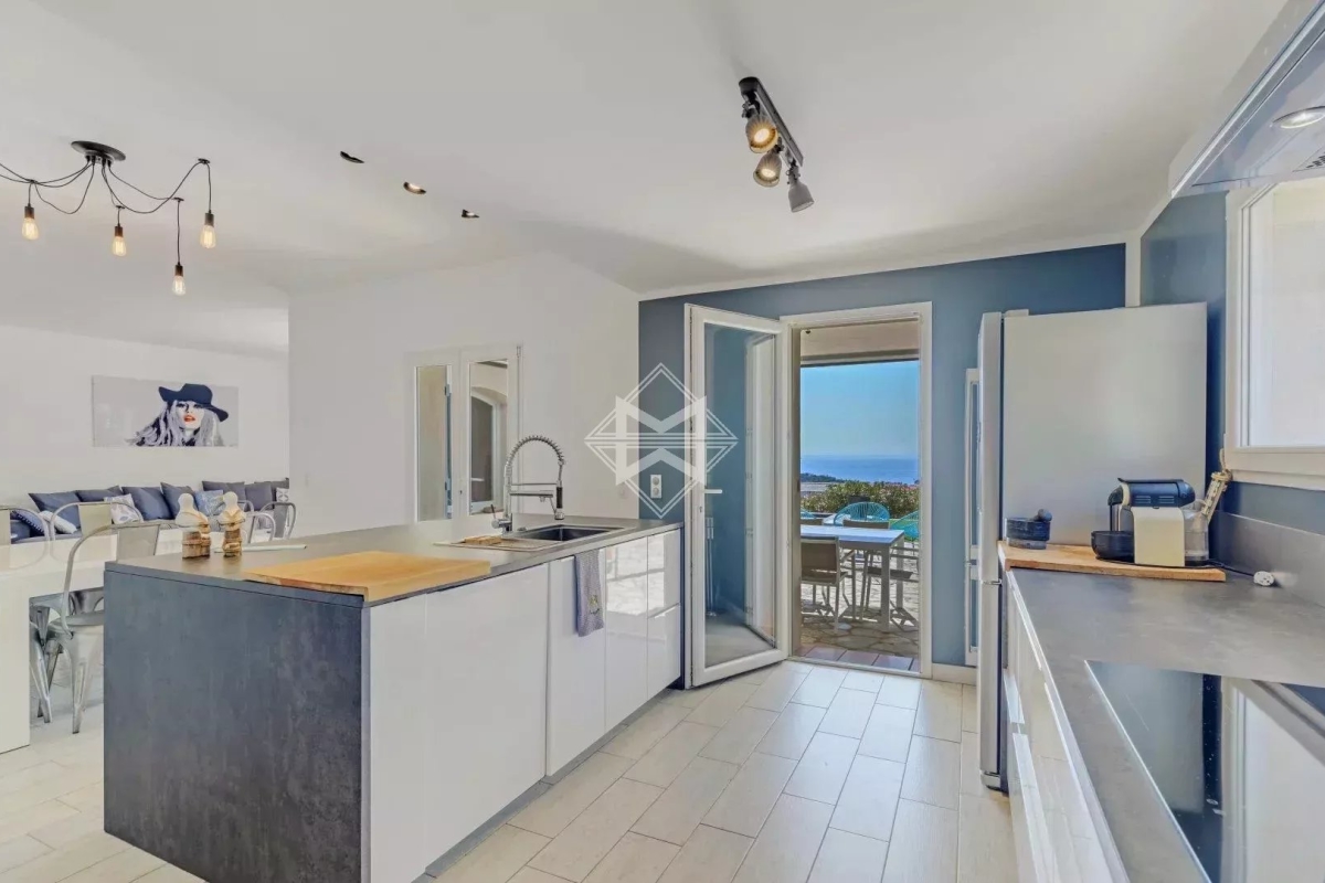 Luxury House for sale in Cavalaire-sur-Mer, 1 690 000 €, Photo 7