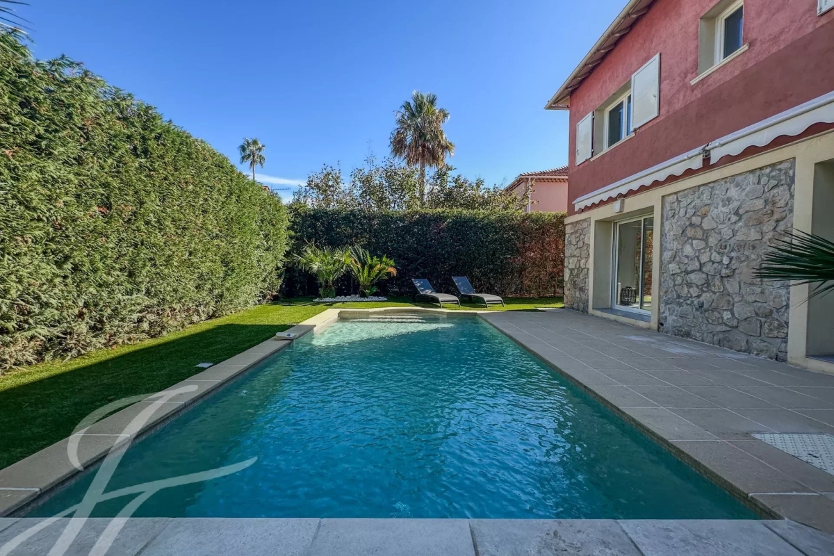 Luxury House for sale in Antibes, 1 590 000 €, Photo 1