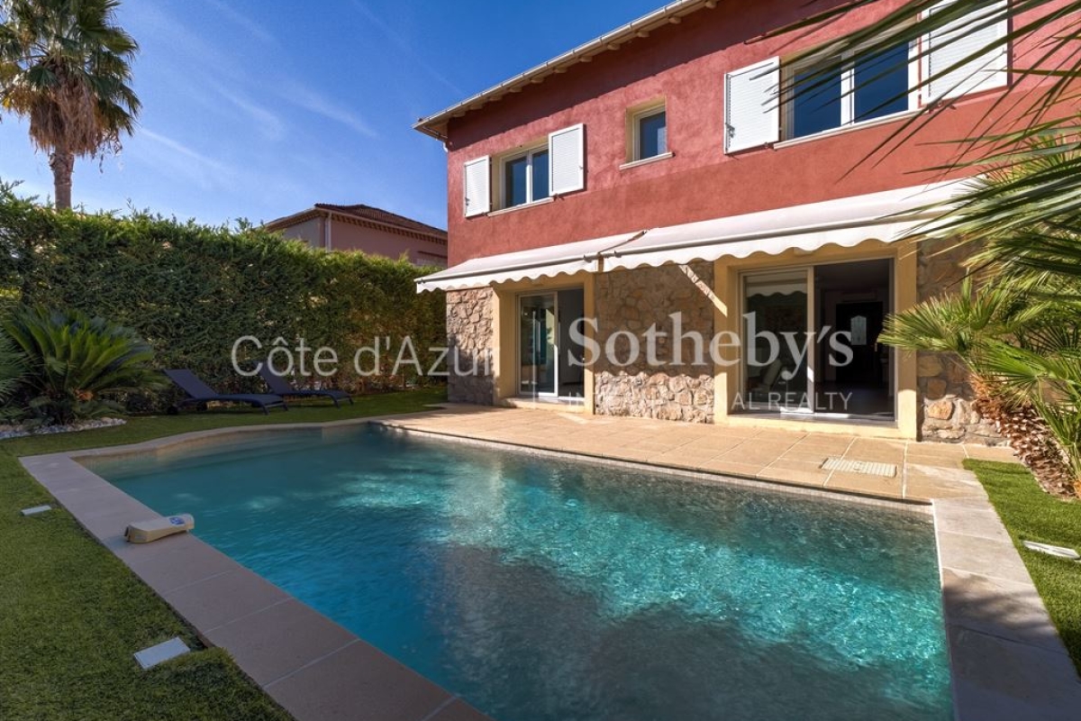 Maison de luxe à vendre à Antibes, 1 590 000 €, Photo 1