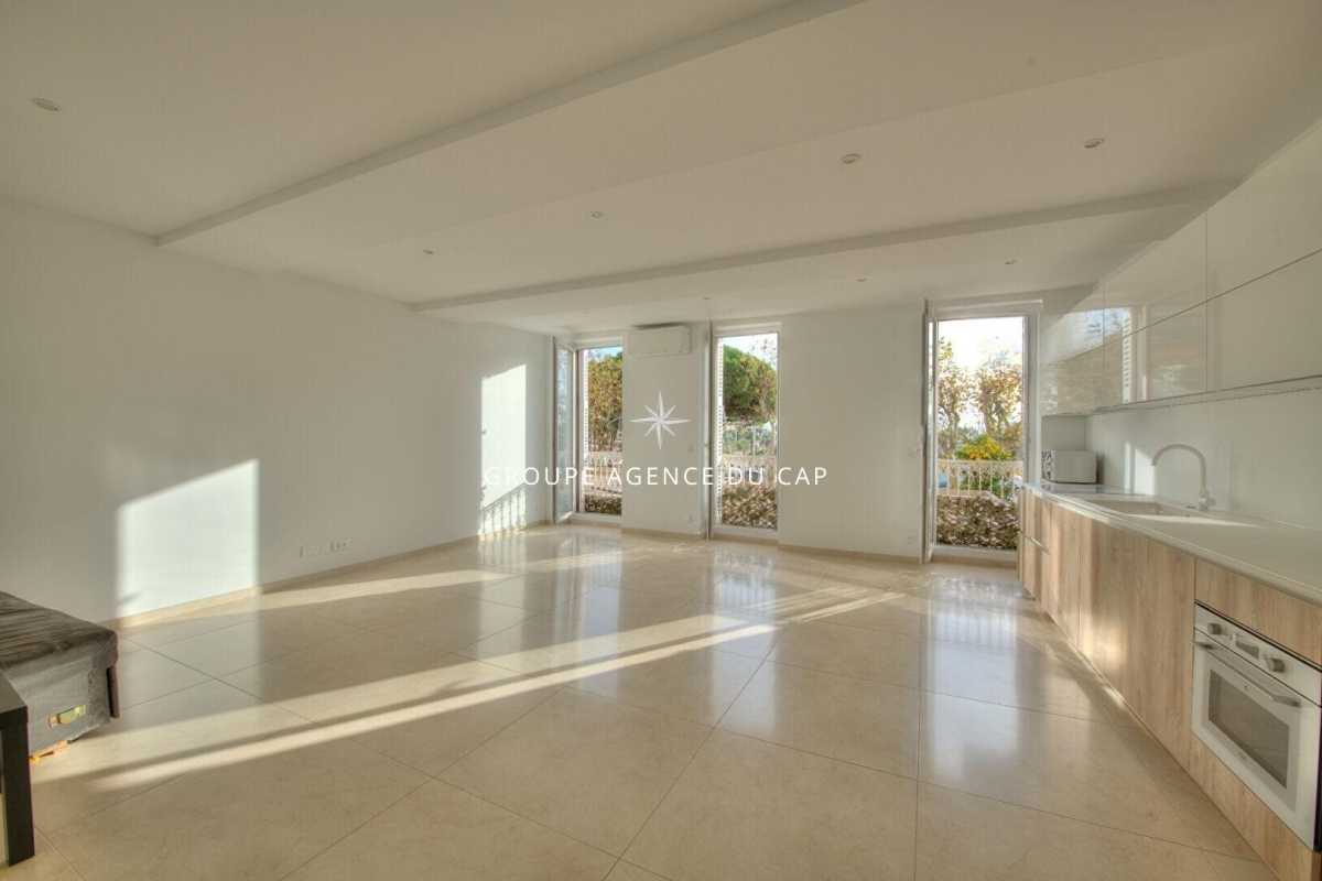 Luxury Apartment for sale in Saint-Raphaël, 775 000 €, Photo 1