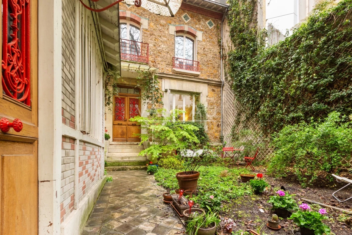 Paris XVe - DEMEURE FAMILIALE (291²m² Carrez - 370 m² au sol) et son jardin (95m²)