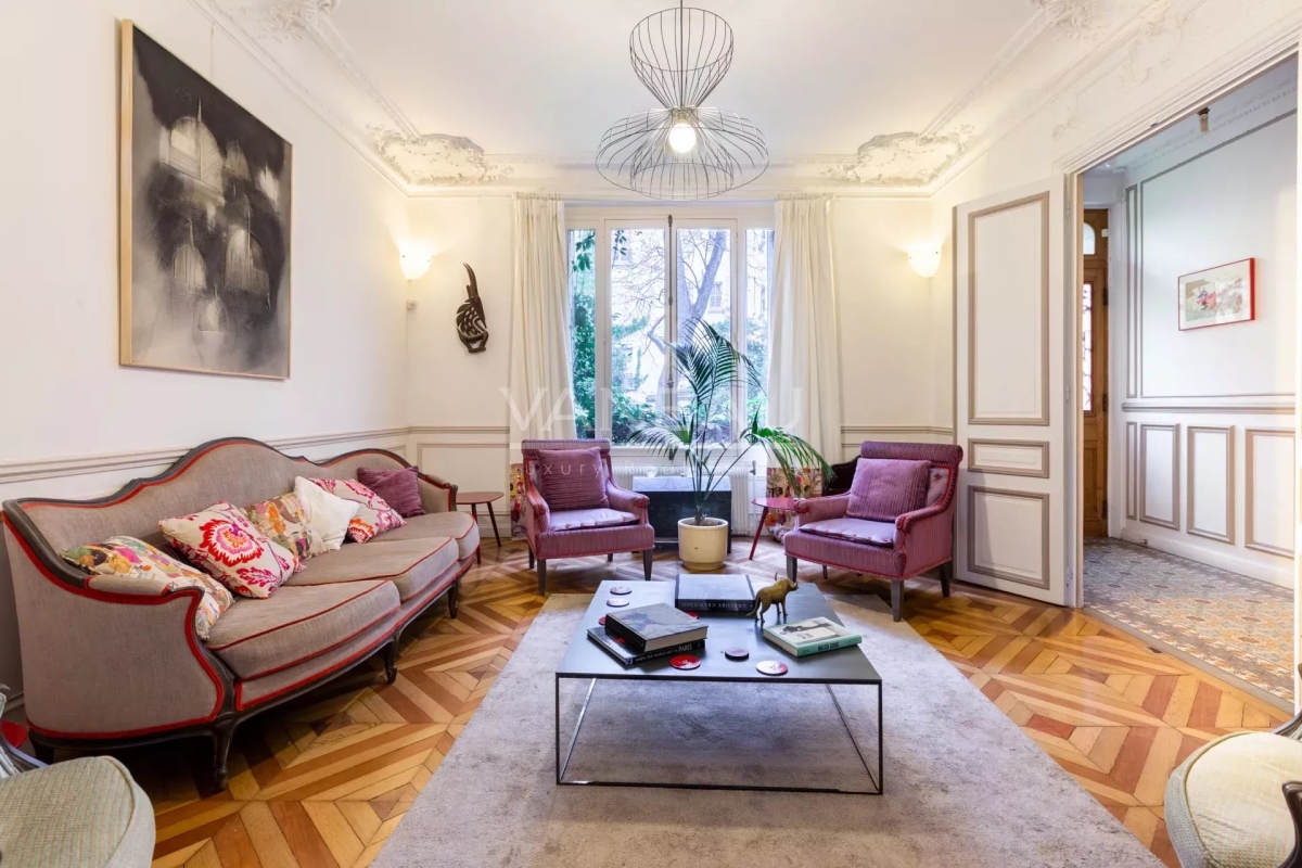 Paris XVe - DEMEURE FAMILIALE (291²m² Carrez - 370 m² au sol) et son jardin (95m²)