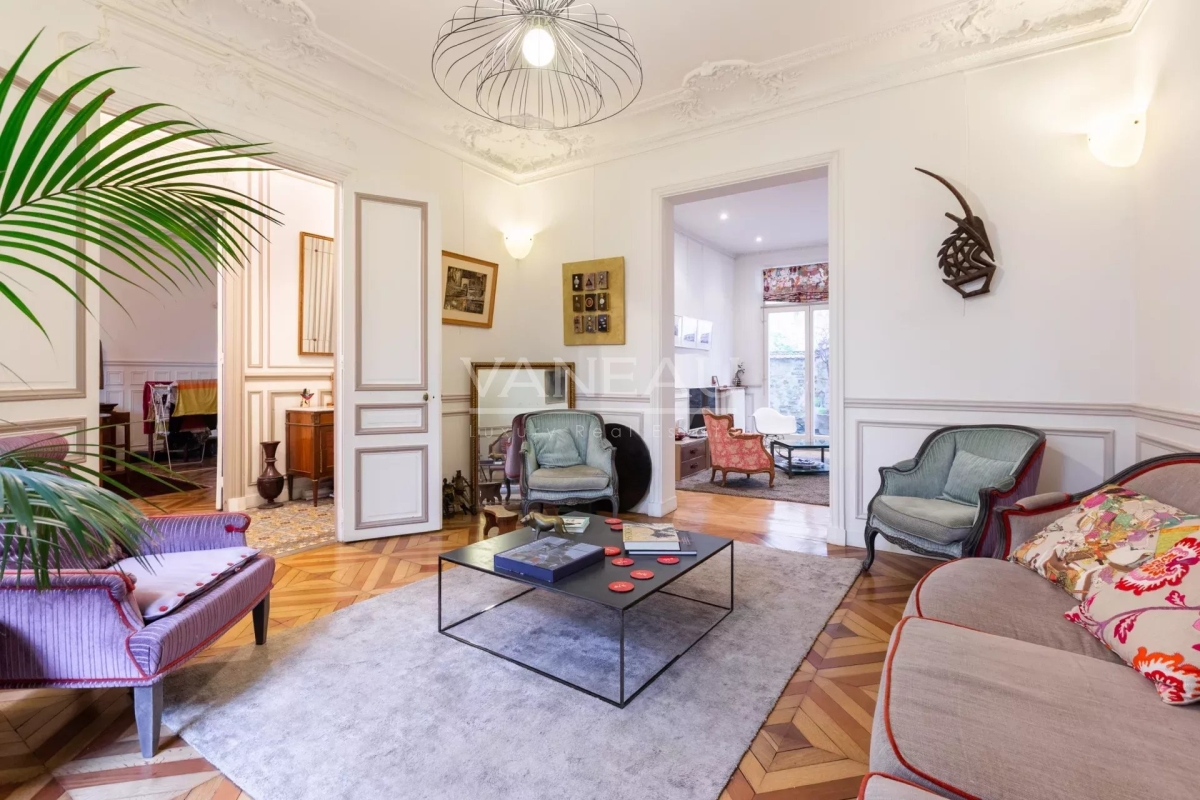 Paris XVe - DEMEURE FAMILIALE (291²m² Carrez - 370 m² au sol) et son jardin (95m²)