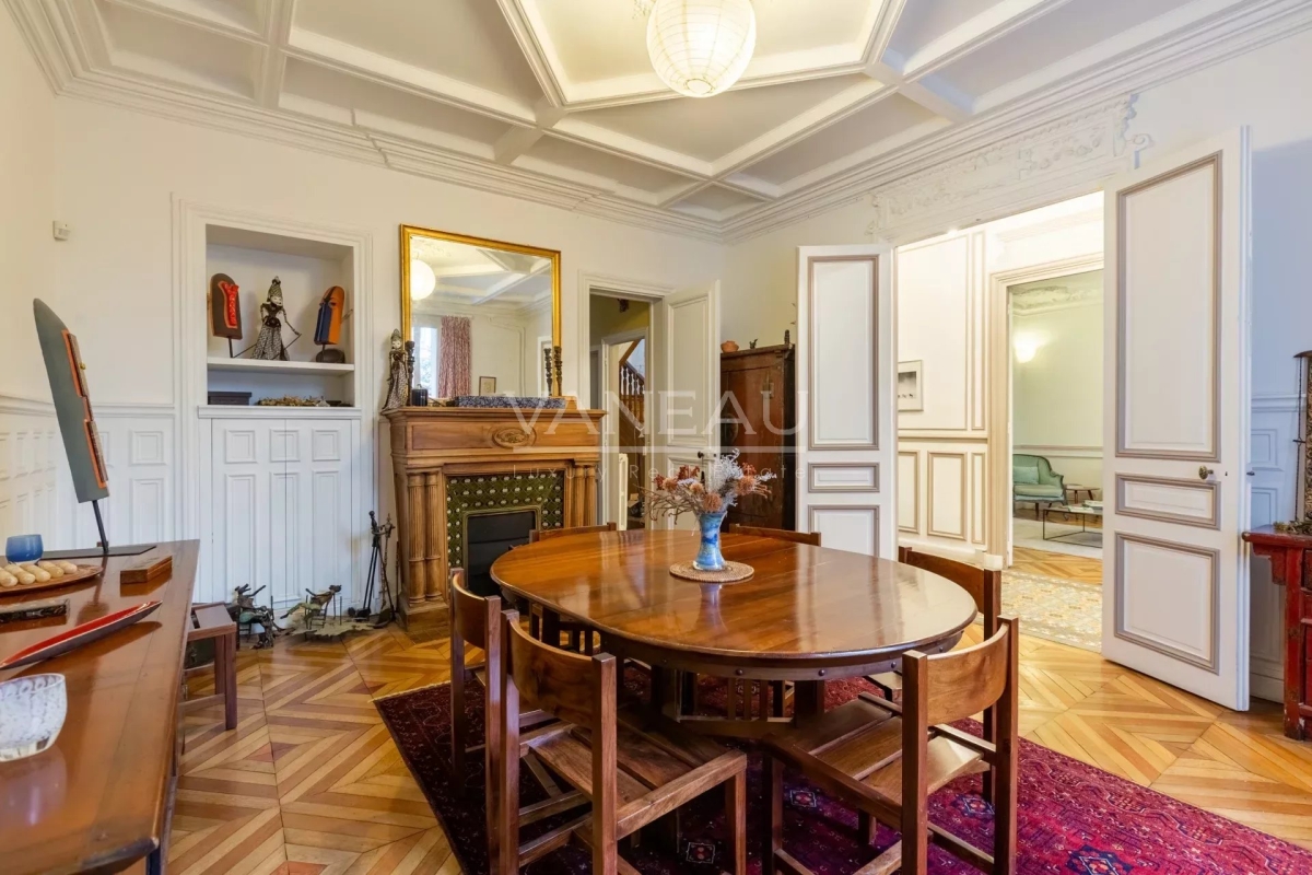 Paris XVe - DEMEURE FAMILIALE (291²m² Carrez - 370 m² au sol) et son jardin (95m²)