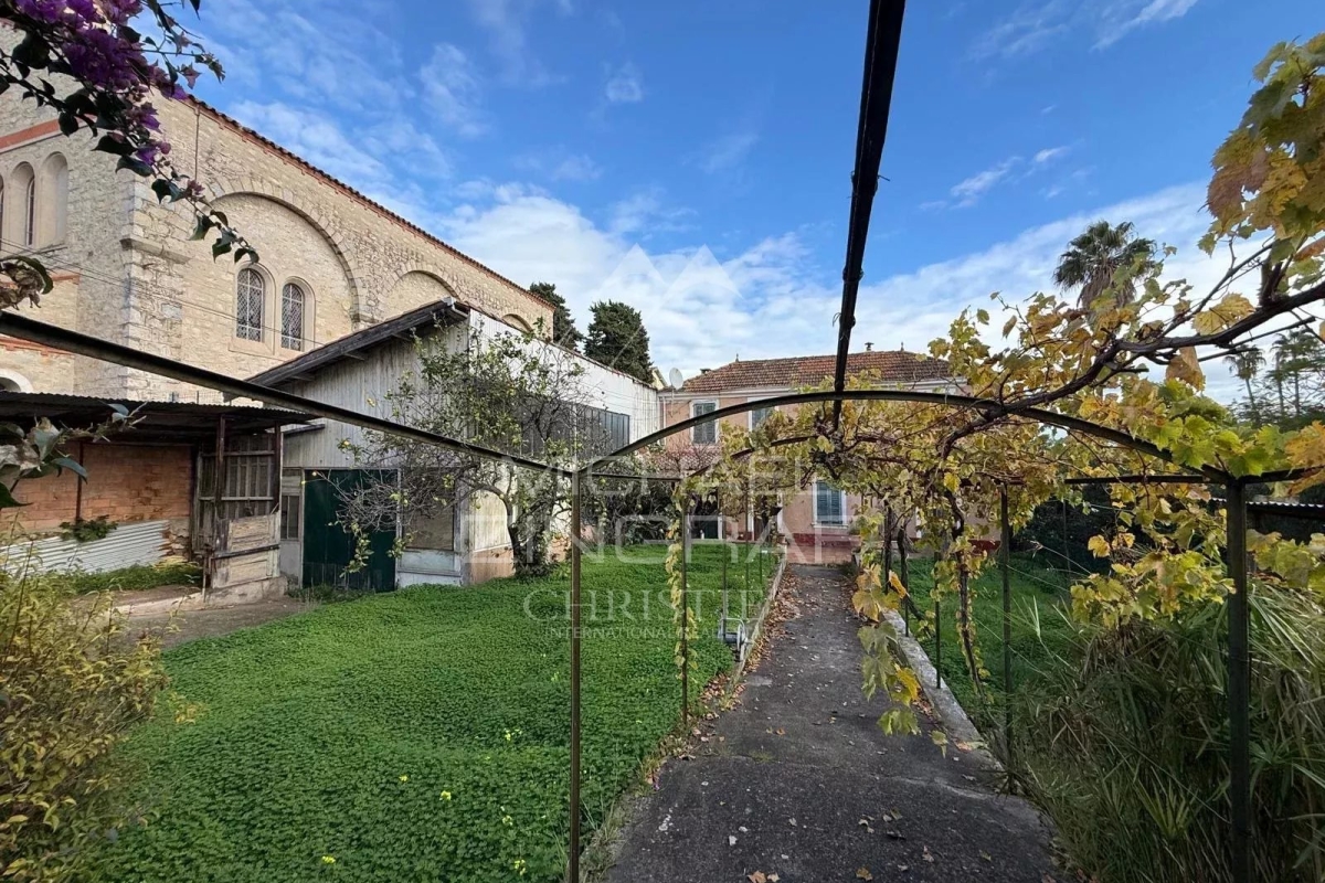 Maison de luxe à vendre à Antibes, 990 000 €, Photo 1