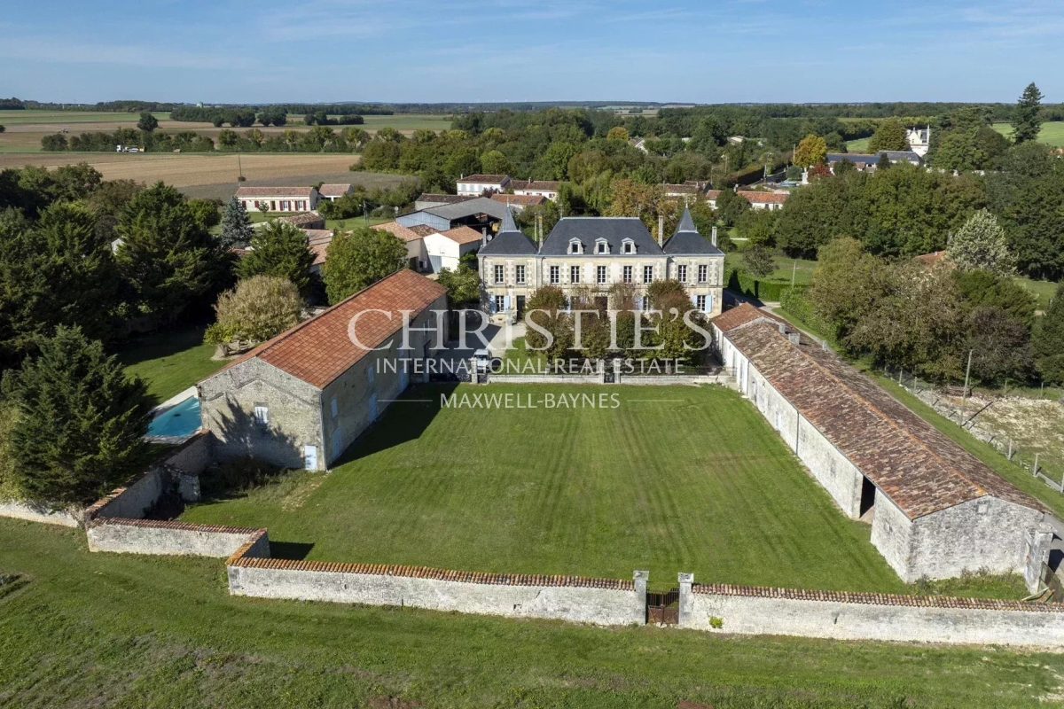Maison de luxe à vendre à Saint-Jean-d'Angély, 1 255 000 €, Photo 1