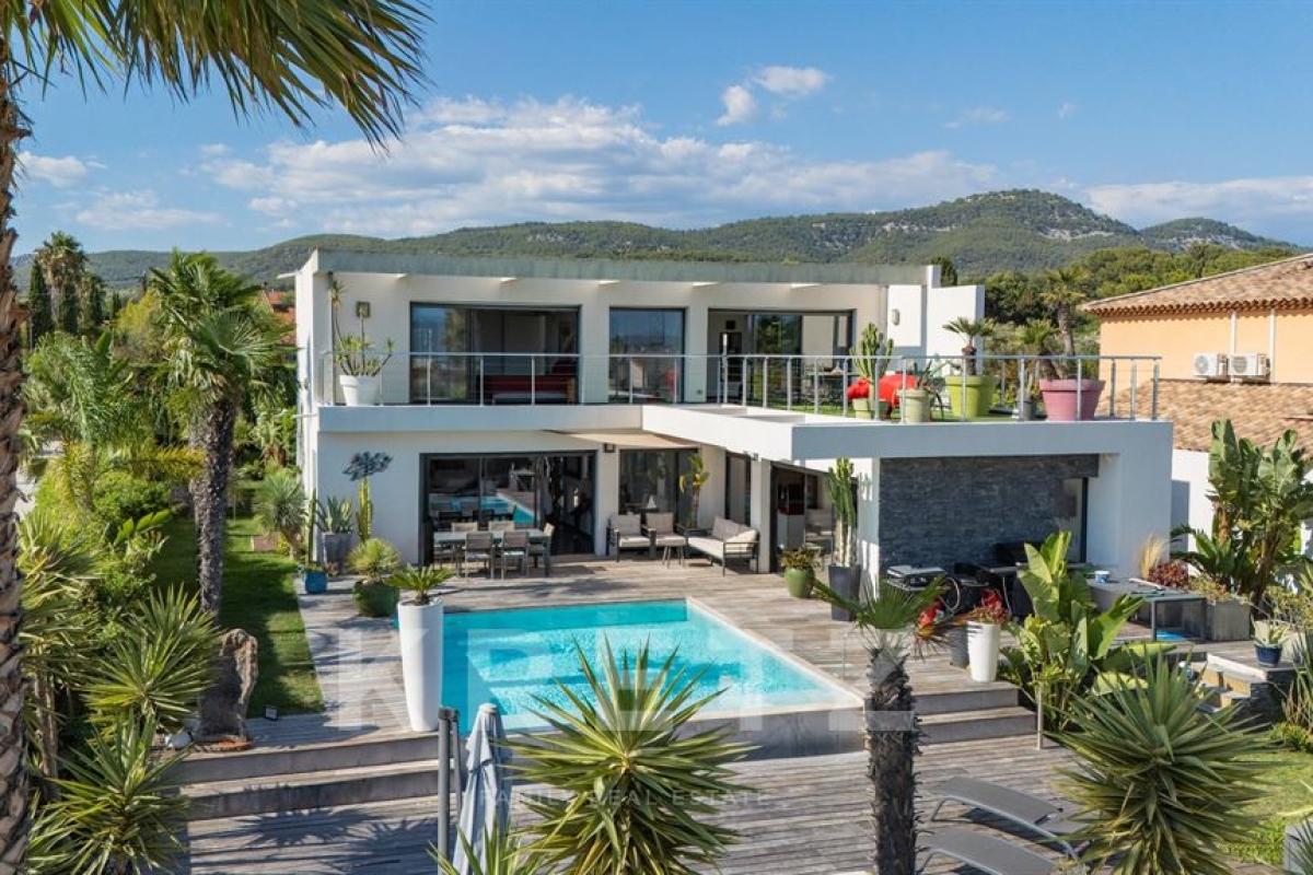 Maison de luxe à vendre à Sanary-sur-Mer, 1 664 000 €, Photo 1