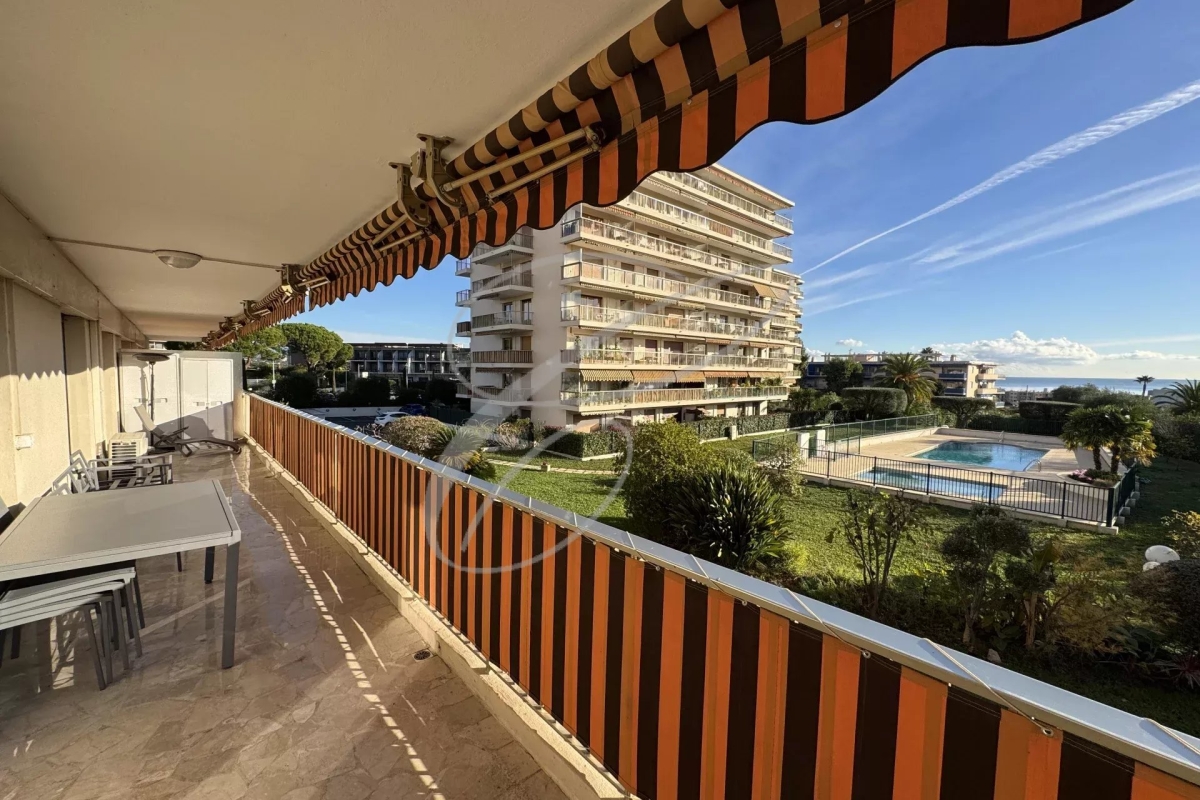 Luxury Apartment for sale in Antibes, 450 000 €, Photo 1
