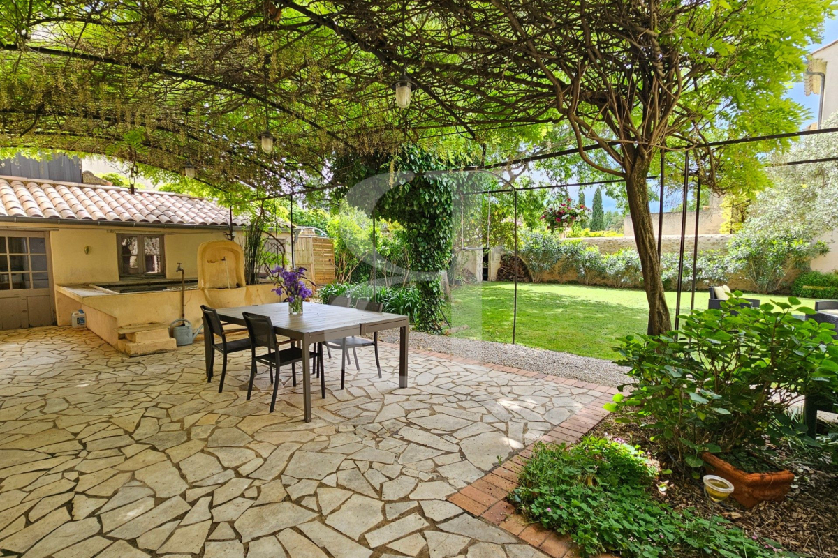 Maison de luxe à vendre à Sainte-Cécile-les-Vignes, 772 000 €, Photo 1