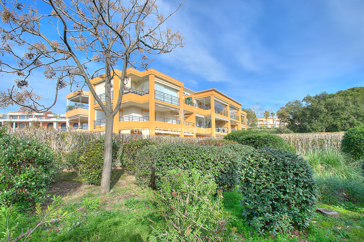 Luxury Apartment for sale in Saint-Raphaël, 284 000 €, Photo 2