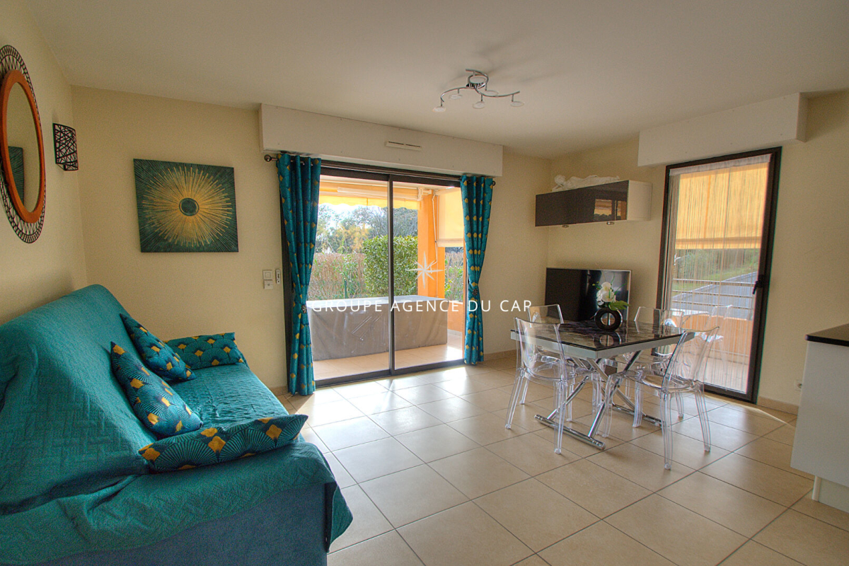 Luxury Apartment for sale in Saint-Raphaël, 284 000 €, Photo 3