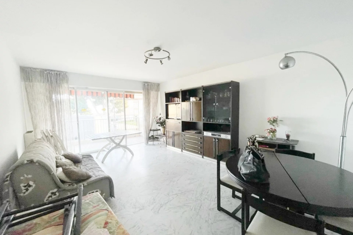 Luxury Apartment for sale in Saint-Laurent-du-Var, 459 000 €, Photo 3