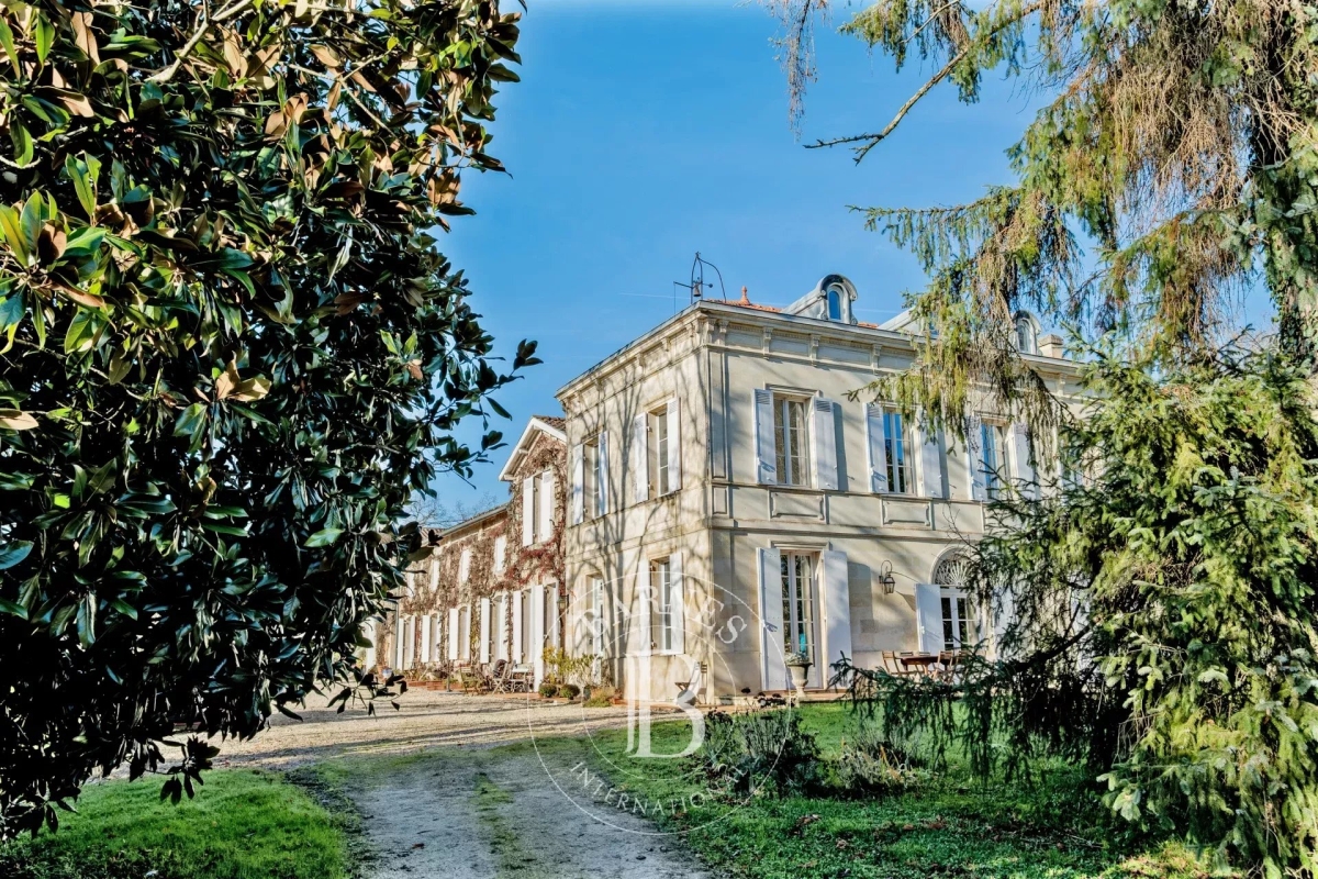 Maison de luxe à vendre à Bayas, 1 295 000 €, Photo 1