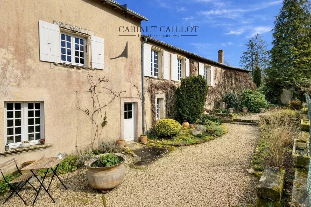 Maison de luxe à vendre à Saint-Georges-des-Coteaux, 327 050 €, Photo 1