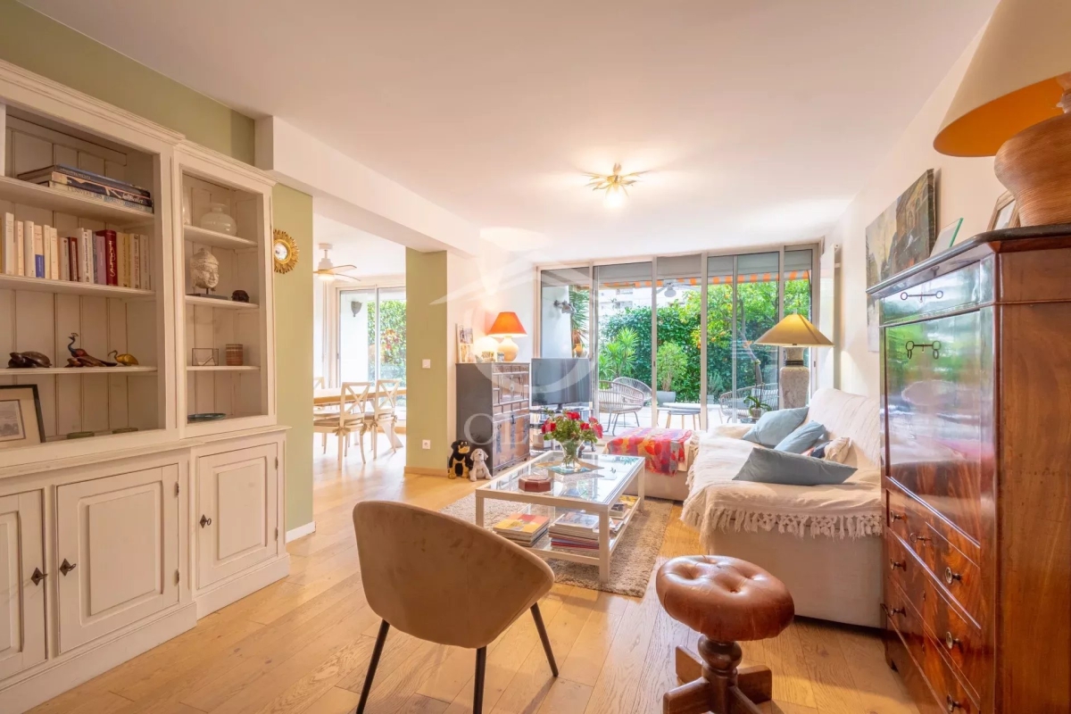 Luxury Apartment for sale in Antibes, 740 000 €, Photo 3