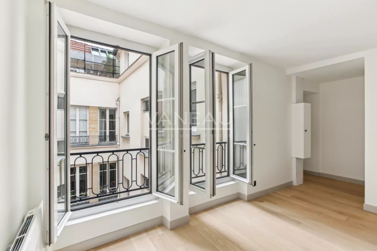 Luxury Apartment for sale in Paris 4Ème, 638 000 €, Photo 2
