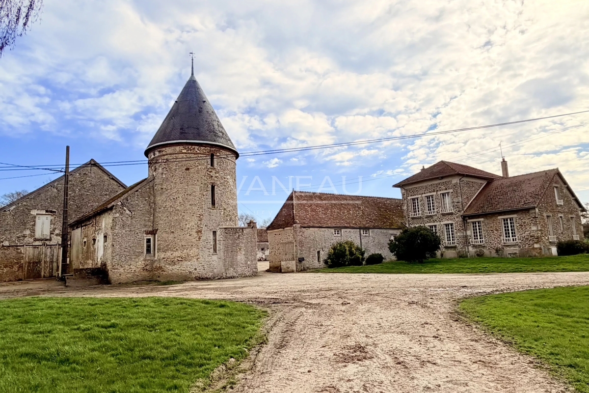 Luxury House for sale in La Chapelle-Gauthier, 895 000 €, Photo 1