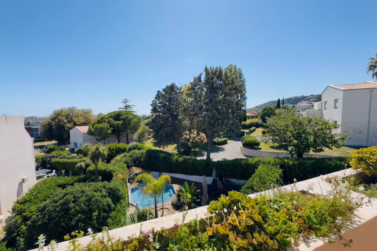 Luxury Apartment for sale in Vallauris, 405 000 €, Photo 1