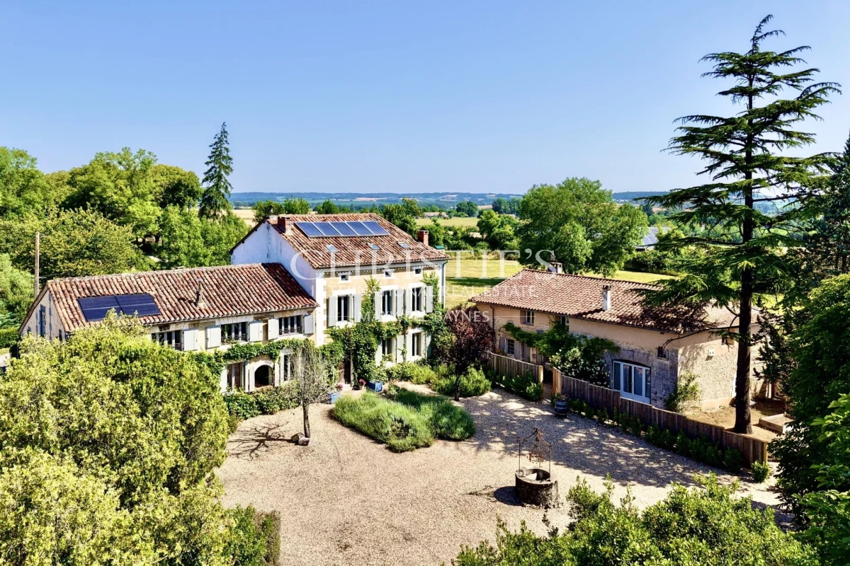 Luxury House for sale in Aubeterre-sur-Dronne, 689 000 €, Photo 1