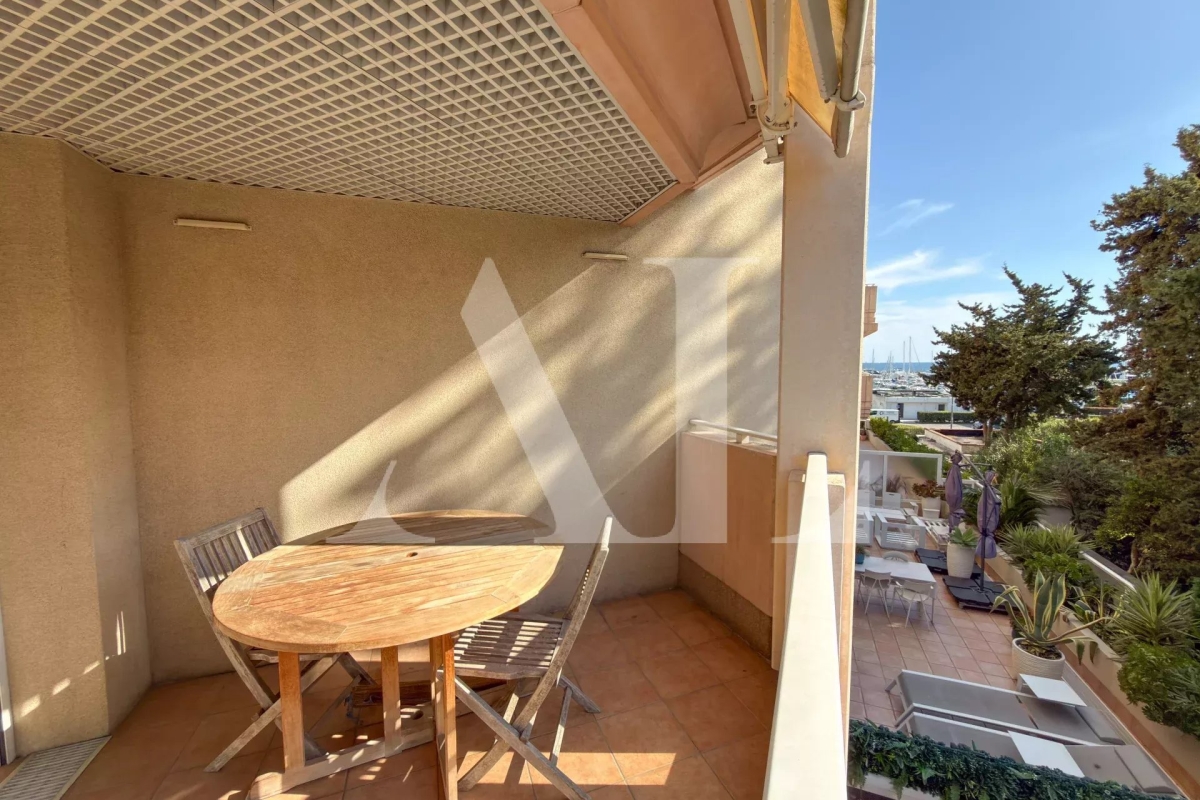 Luxury Apartment for sale in Le Golfe Juan, 266 000 €, Photo 2