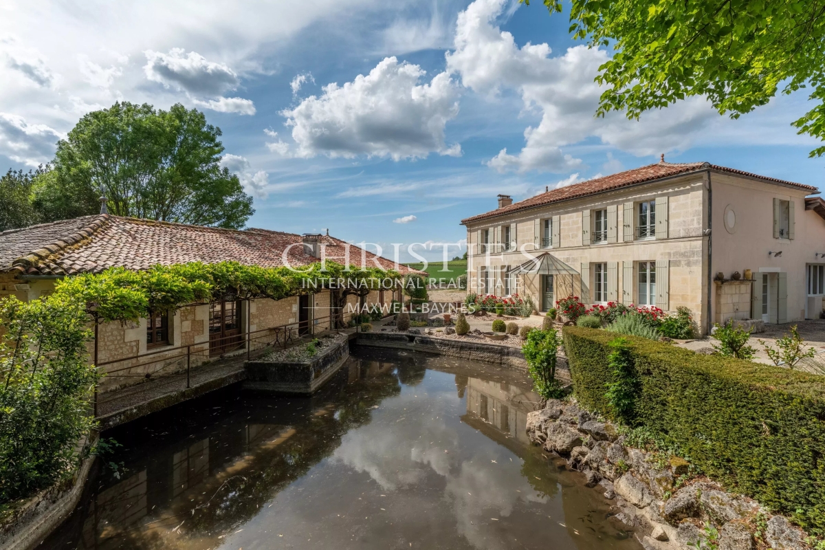 Luxury House for sale in Jonzac, 1 057 880 €, Photo 1