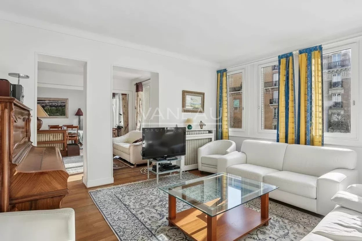 Luxury Apartment for sale in Paris 15ème, 1 390 000 €, Photo 2