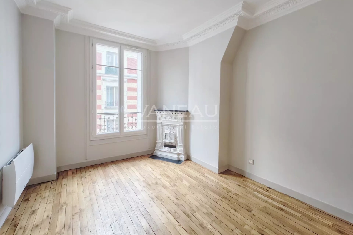 Luxury Apartment for sale in Paris 14ème, 434 000 €, Photo 2