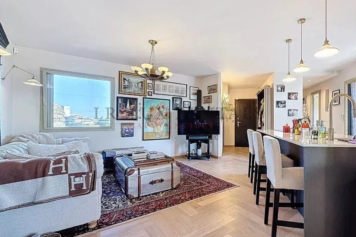 Luxury Apartment for sale in Antibes, 949 000 €, Photo 2