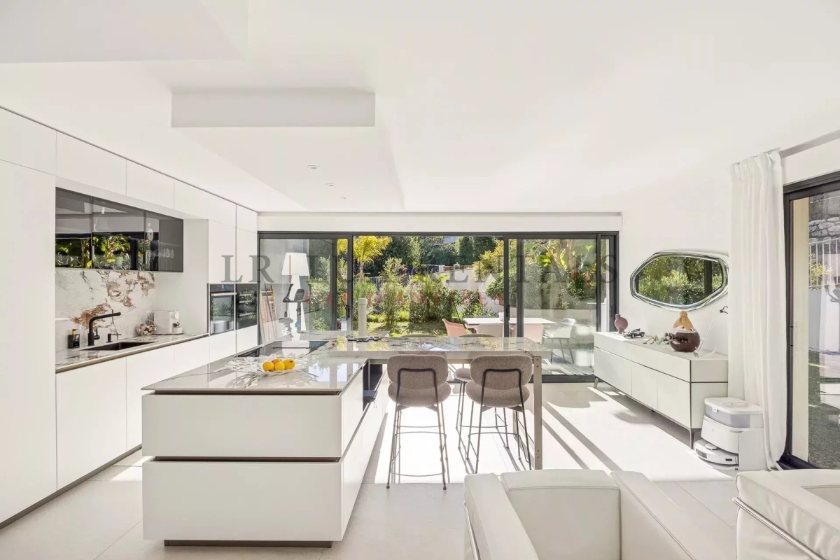 Luxury Apartment for sale in Antibes, 1 065 000 €, Photo 2