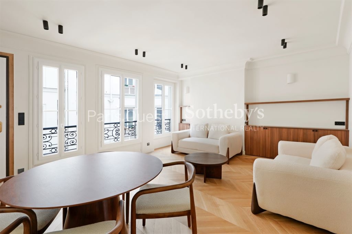 Luxury Apartment for sale in Paris 1Er, 1 049 000 €, Photo 2