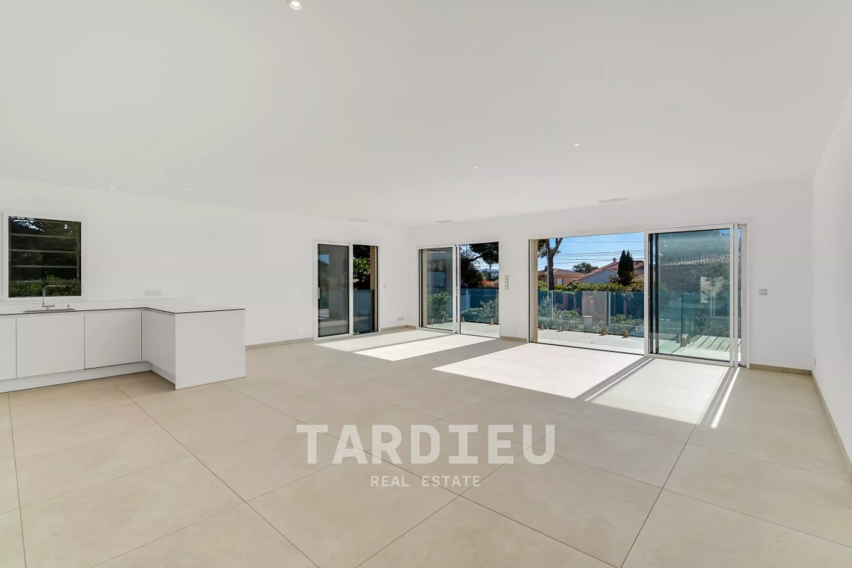 Luxury House for sale in Cavalaire-sur-Mer, 1 950 000 €, Photo 5