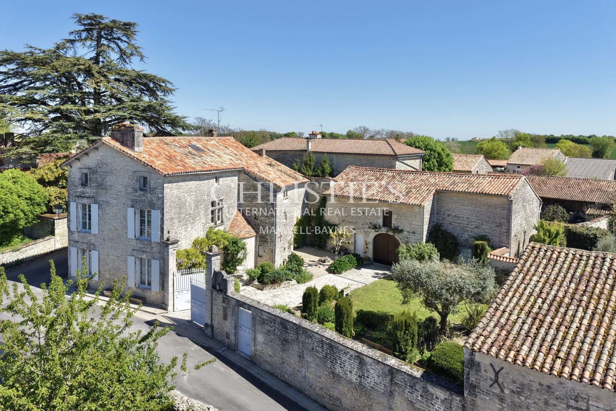 Luxury House for sale in Tusson, 996 400 €, Photo 1