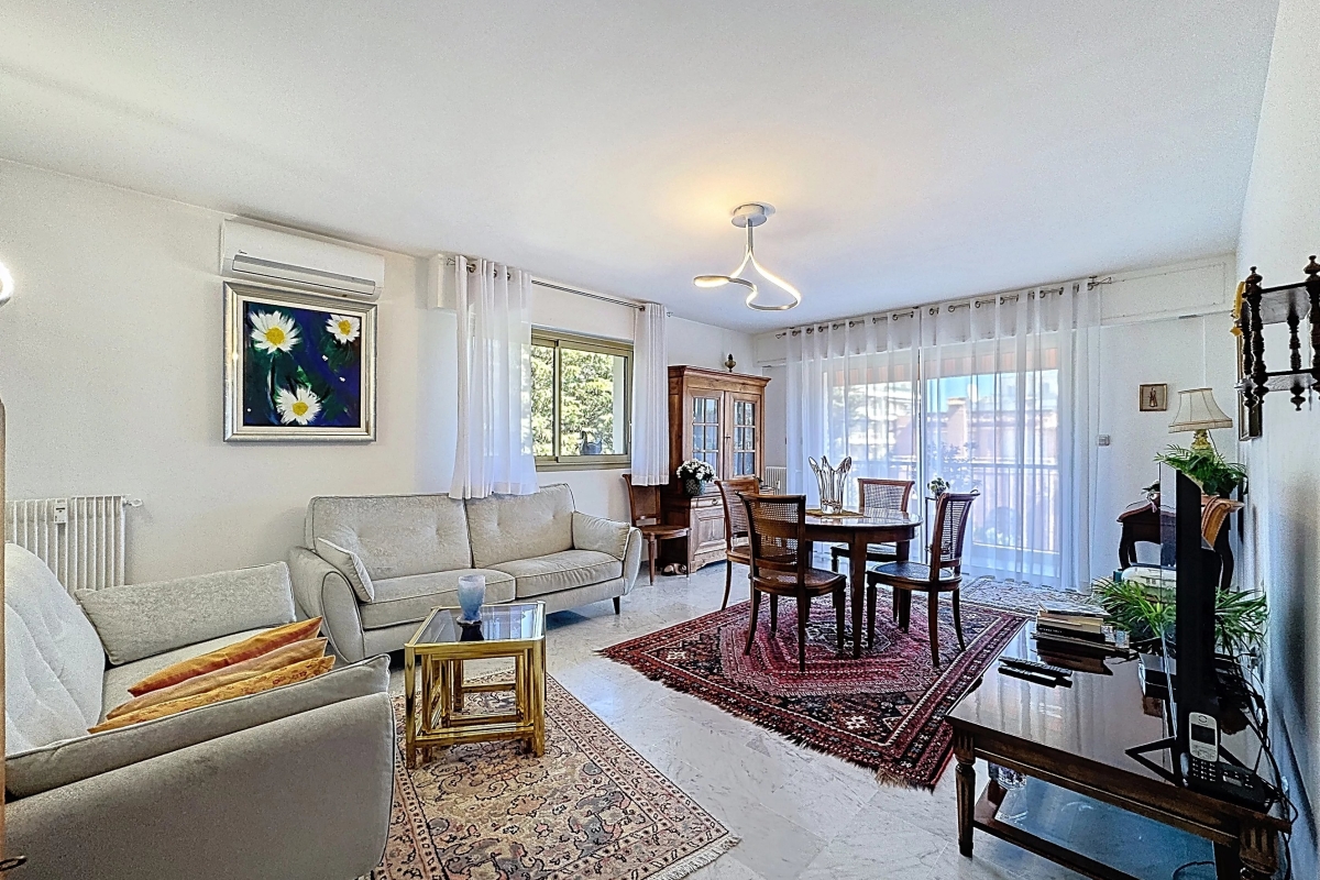 Luxury Apartment for sale in Antibes, 394 000 €, Photo 1