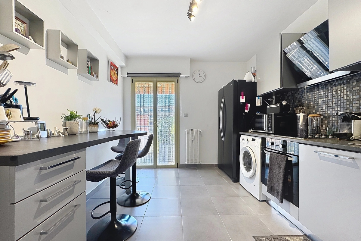 Luxury Apartment for sale in Antibes, 394 000 €, Photo 3