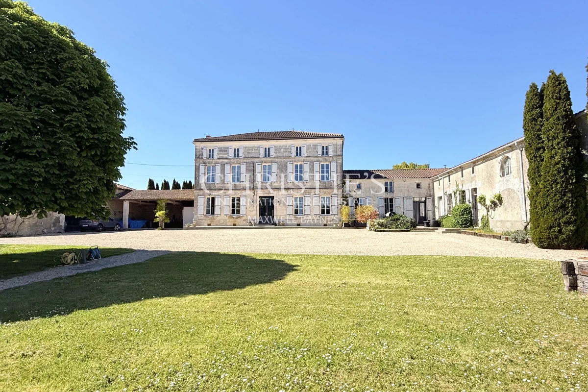Luxury House for sale in Barbezieux Saint Hilaire, 975 000 €, Photo 1